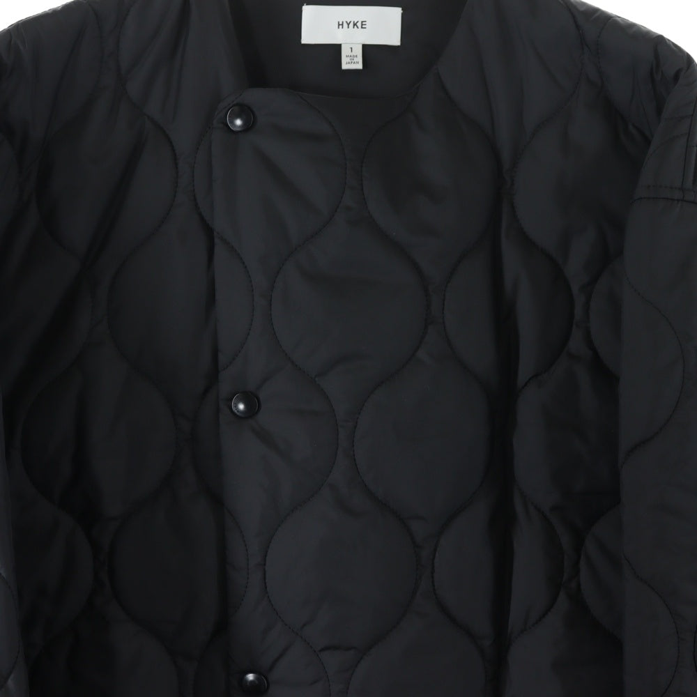 HYKE(ハイク) キルティング ナイロン ノーカラーコート ブラック