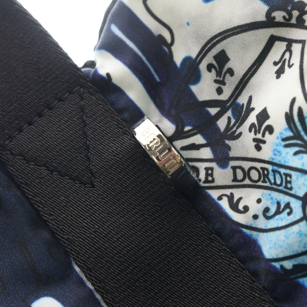 Berluti ベルルッティ チルアウト ナイロン スクリット トート 新ロゴ 総柄 マルチカラー ショルダーバッグ カリグラフィ クレスト エンブレム ネイビー トートバッグ Berluti(ベルルッティ) チルアウト ナイロン総柄トートバッグ マルチ