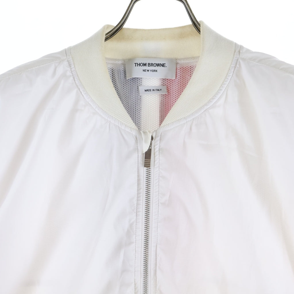THOM BROWNE(トムブラウン) シグニチャー バックストライプ リップスタップ ナイロンボンバージャケット MJT079A-03215100 ホワイト