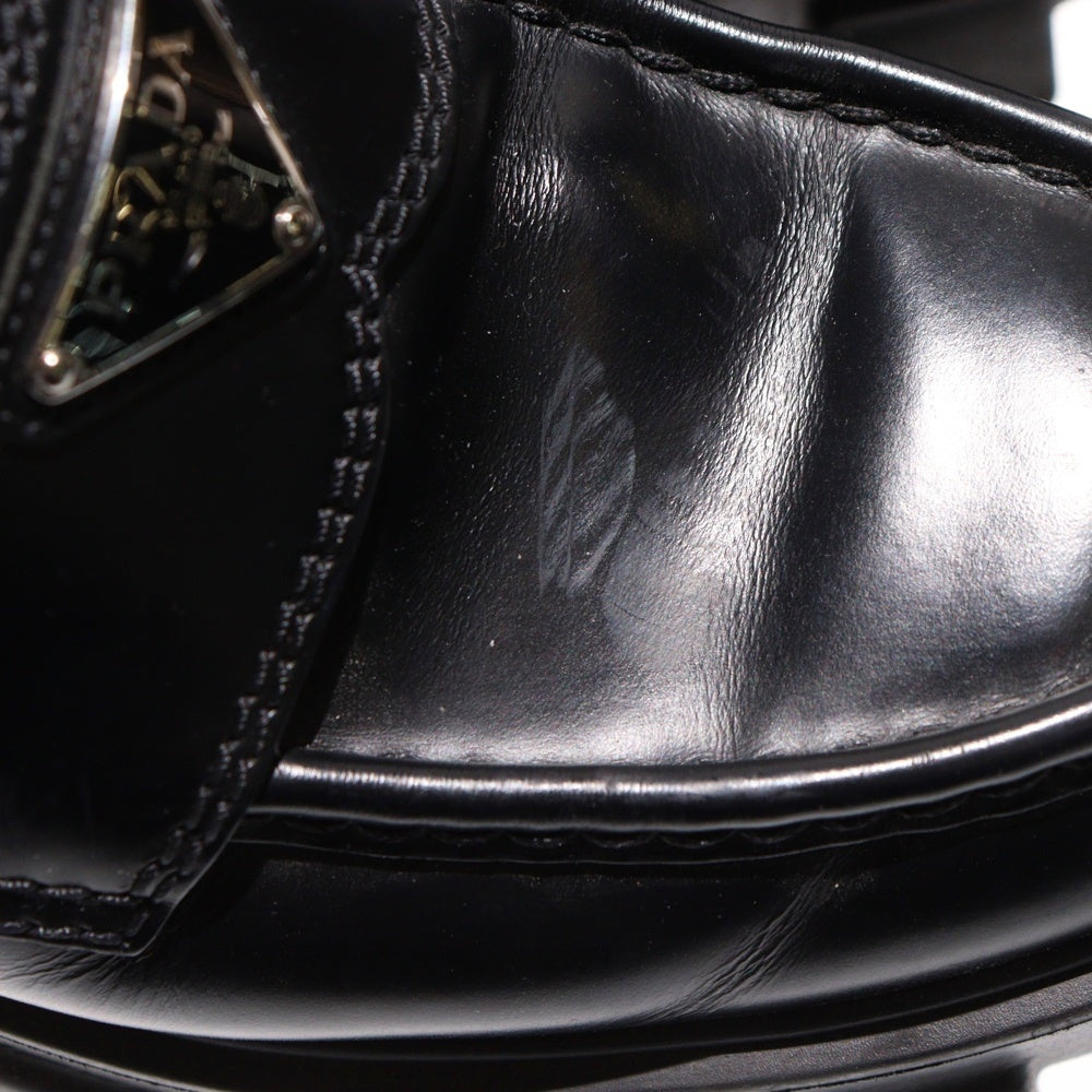 PRADA(プラダ) Monolith Pointy Brushed Leather Loafers モノリス トライアングルロゴ 三角プレート ブラッシュドレザー ローファー ブラック 2DE129