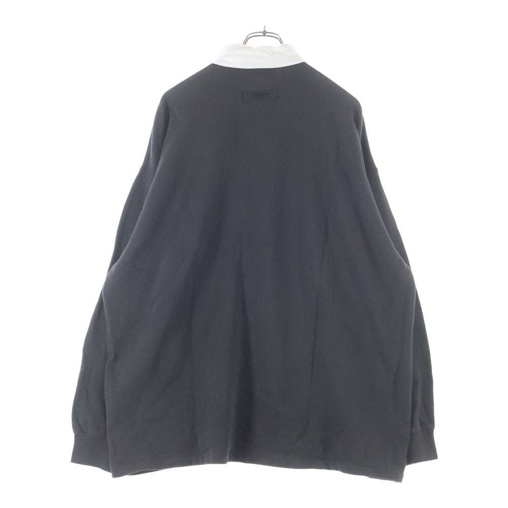 FEAR OF GOD ESSENTIALS(フィアオブゴッド エッセンシャルズ) FRONT ROGO フロントロゴプリント ロングスリーブポロシャツ ブラック
