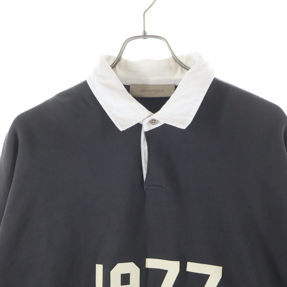FEAR OF GOD ESSENTIALS(フィアオブゴッド エッセンシャルズ) FRONT ROGO フロントロゴプリント ロングスリーブポロシャツ ブラック