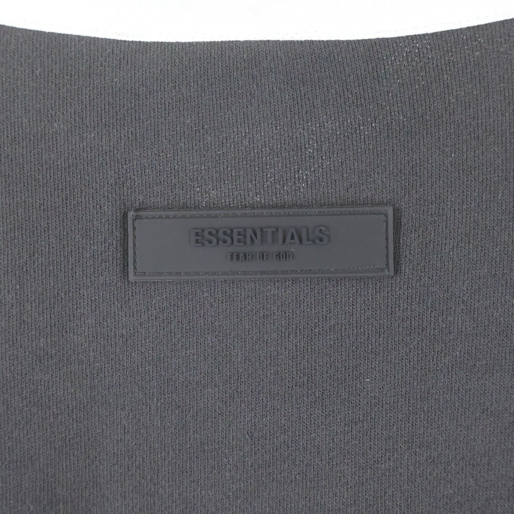 FEAR OF GOD ESSENTIALS(フィアオブゴッド エッセンシャルズ) FRONT ROGO フロントロゴプリント ロングスリーブポロシャツ ブラック