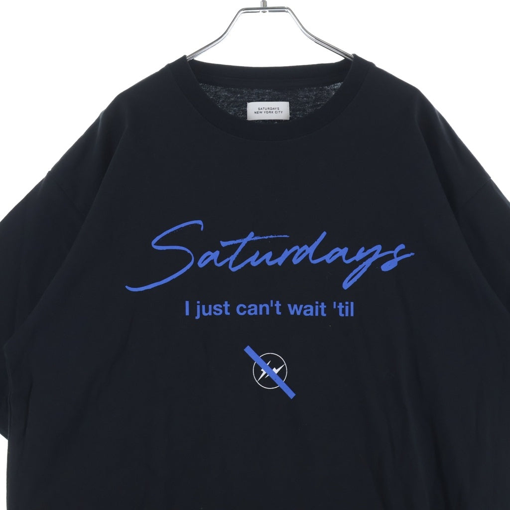 SATURDAYS SURF NYC(サタデイズサーフエヌワイシー) ×FRAGMENT DESIGN フラグメントデザイン フロントプリント半袖Tシャツ カットソー BBM-55300-B ブラック