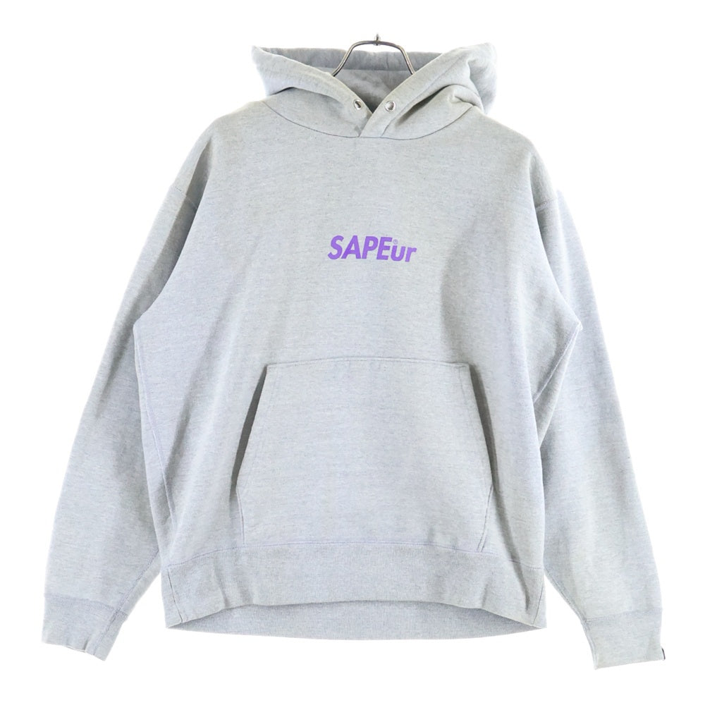 SAPEur(サプール) バッグプリント ロゴ プルオーバーパーカー グレー