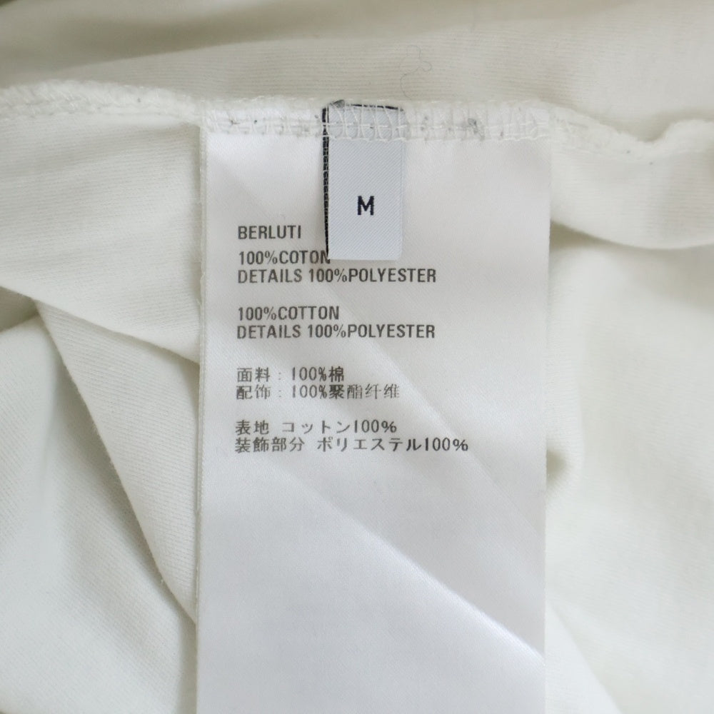 Berluti(ベルルッティ) カリグラフィ刺繍 クルーネック半袖Tシャツカットソー R21JRS70JAEK ホワイト