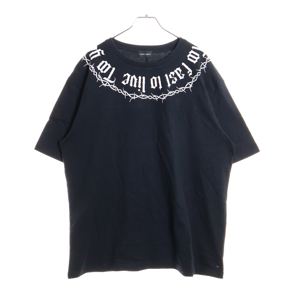 LAST NEST(ラスト ネスト) young to die ネックロゴ プリント 半袖クルーネック Tシャツ ブラック