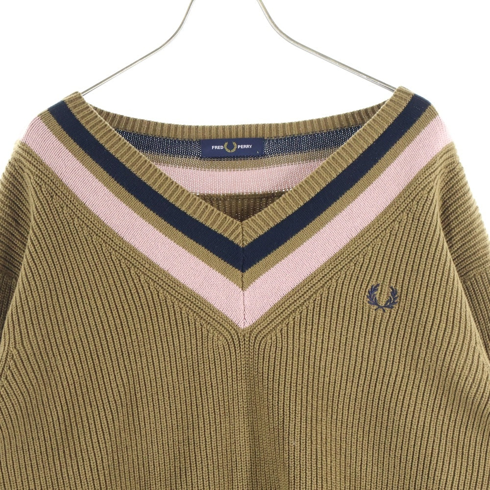 FRED PERRY(フレッドペリー) ロゴ刺繍 Vネック ニットセーター ブラウン