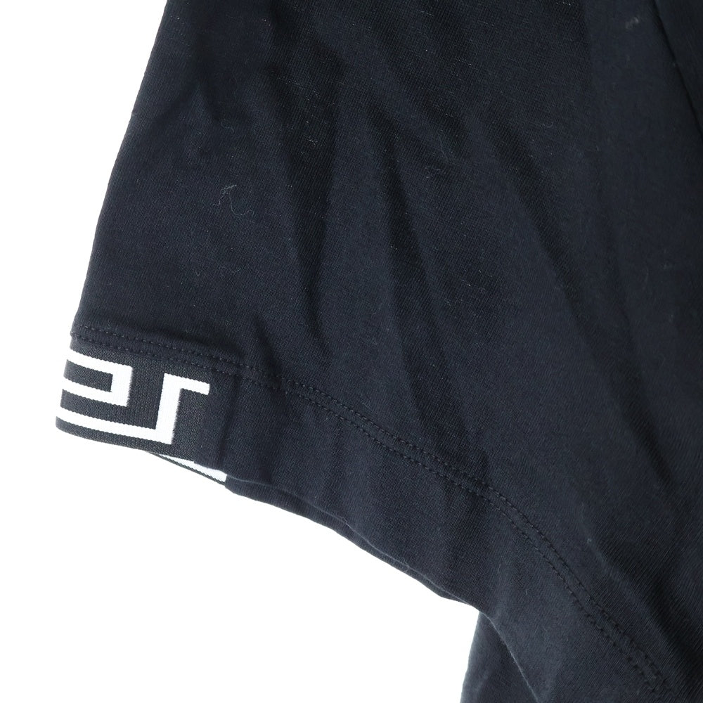 VERSACE(ヴェルサーチ) GRECA グレカ ロゴ刺繍 クルーネック半袖Tシャツ ブラック A88650