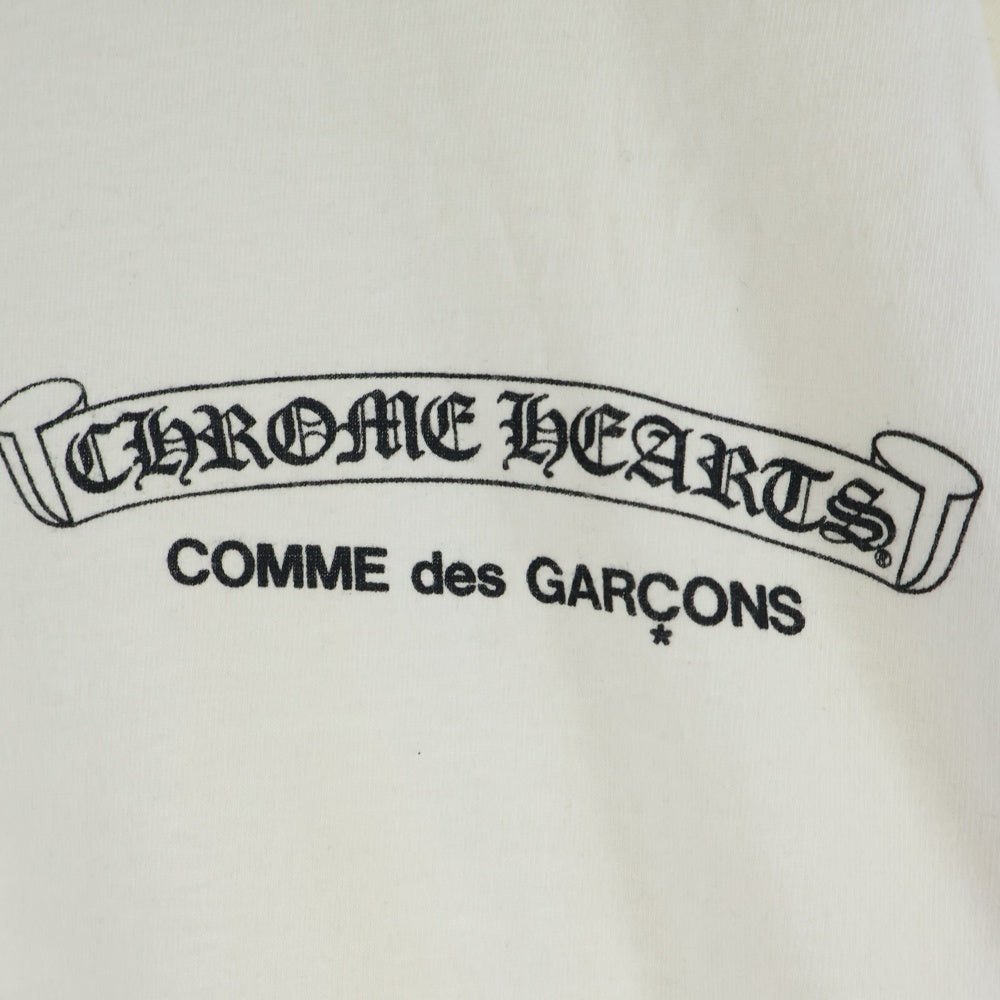 CHROME HEARTS(クロムハーツ) ×COMME des GARCONS コムデギャルソン スクロールラベル カットアウトCHプラスプリント 半袖Tシャツ カットソー ホワイト OT-T026