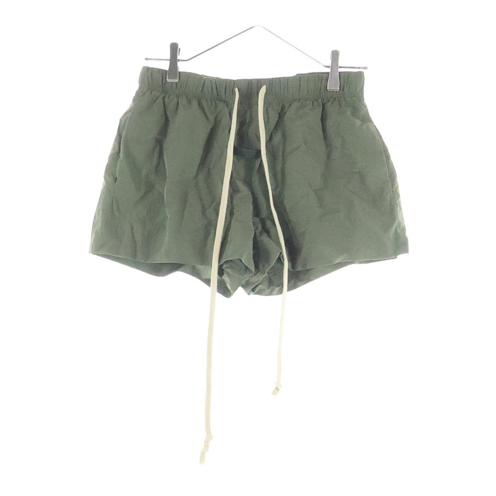 FEAR OF GOD ESSENTIALS(フィアオブゴッド エッセンシャルズ) ラバー ロゴ ナイロン ショート パンツ カーキ