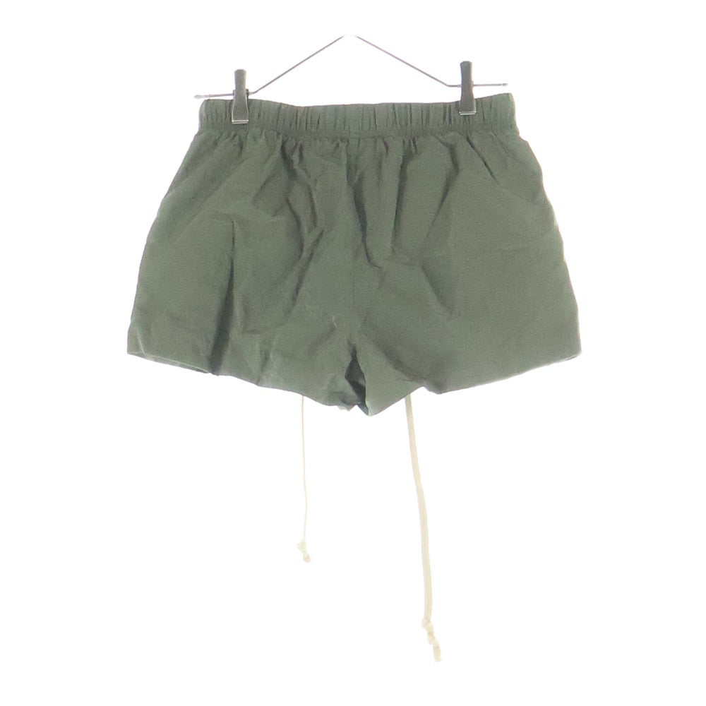 FEAR OF GOD ESSENTIALS(フィアオブゴッド エッセンシャルズ) ラバー ロゴ ナイロン ショート パンツ カーキ