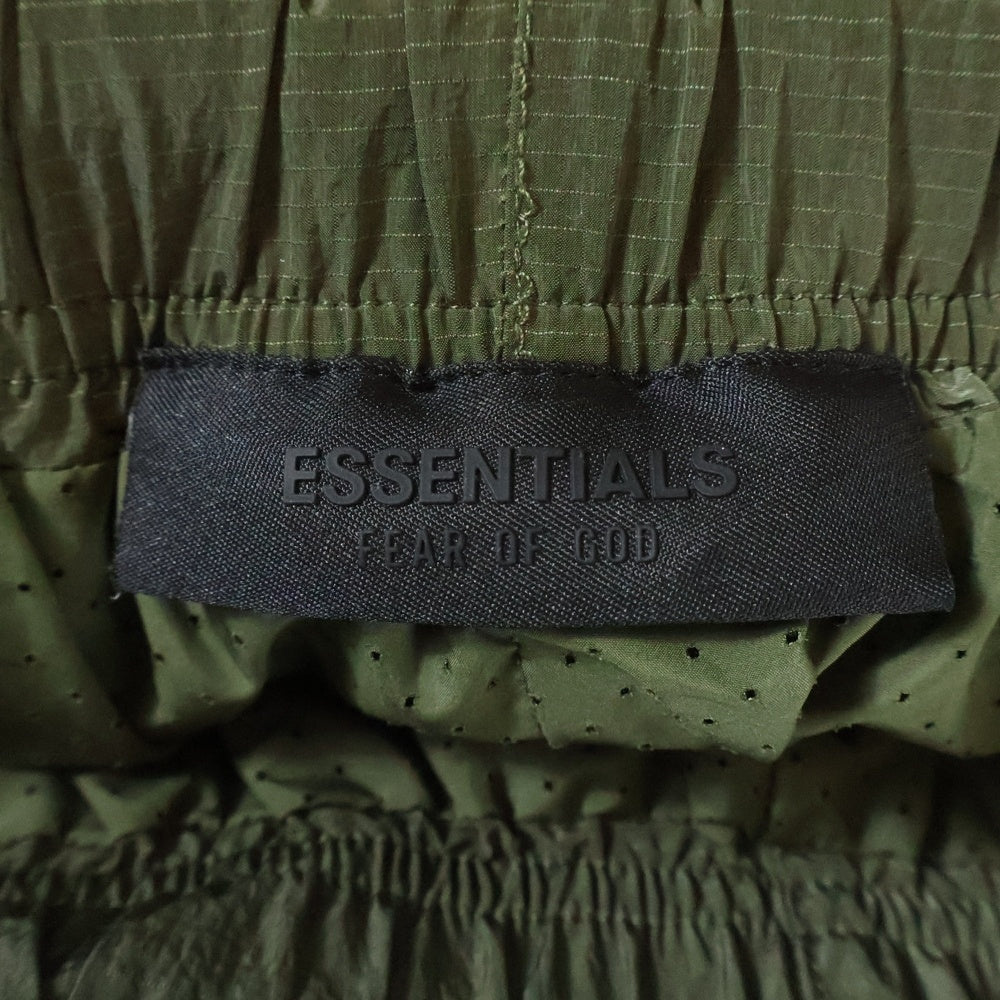 FEAR OF GOD ESSENTIALS(フィアオブゴッド エッセンシャルズ) ラバー ロゴ ナイロン ショート パンツ カーキ