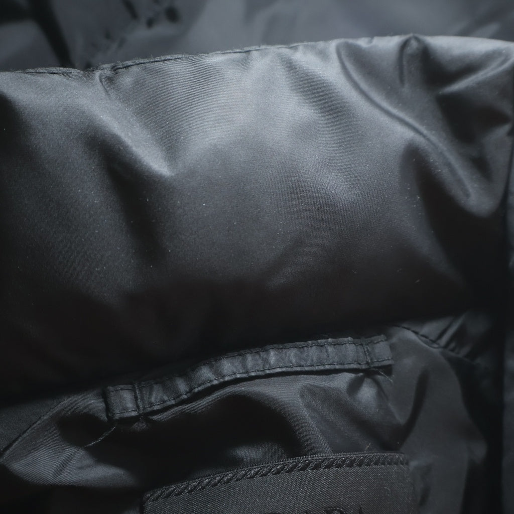 PRADA(プラダ) Re-NYLON トライアングルロゴ 三角プレート ナイロン SGB112 ダウンジャケット ブラック