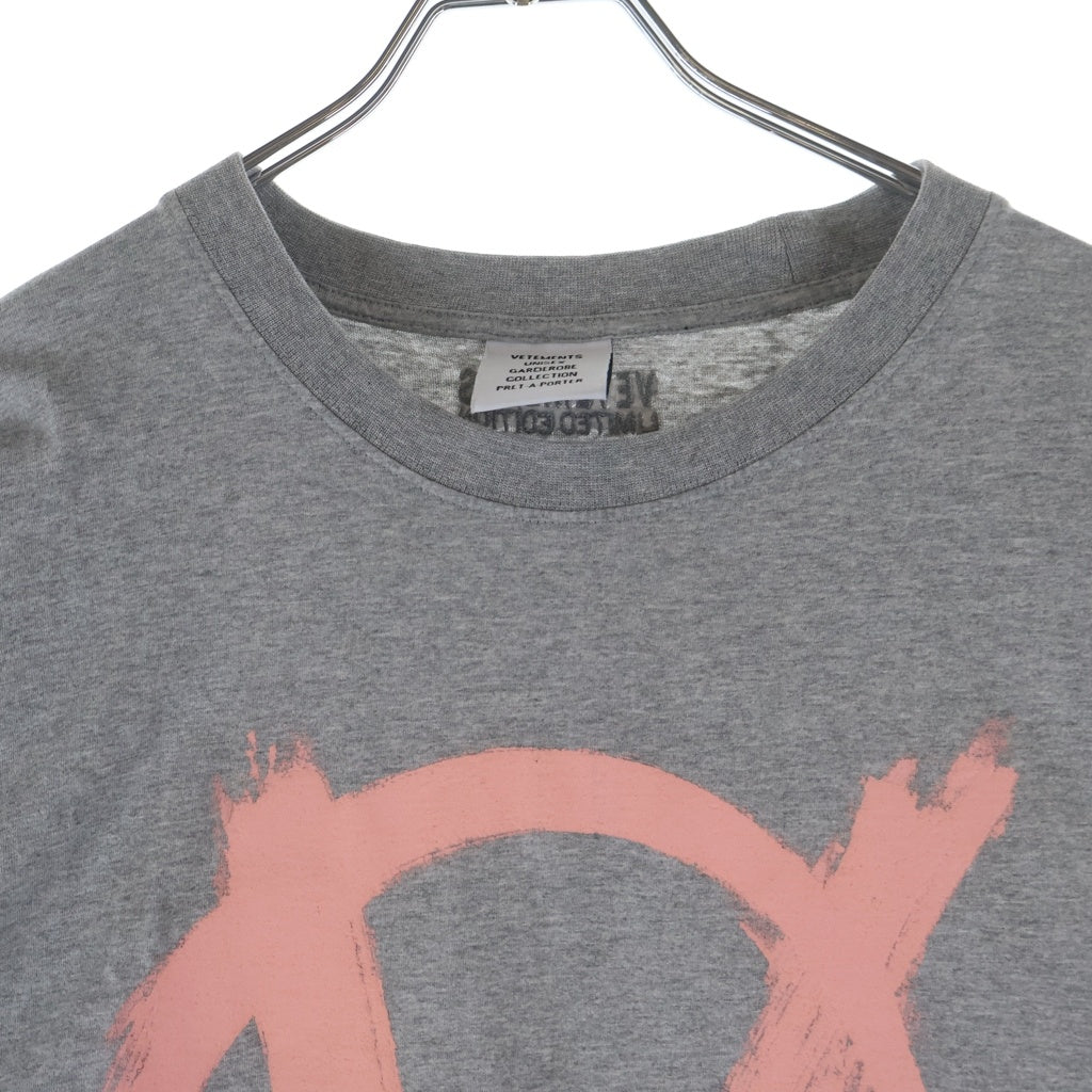 VETEMENTS(ヴェトモン) 22AW Double Anarchy Logo Tee UE52TR290G ダブルアナーキーロゴ プリント 半袖Tシャツ カットソー グレー