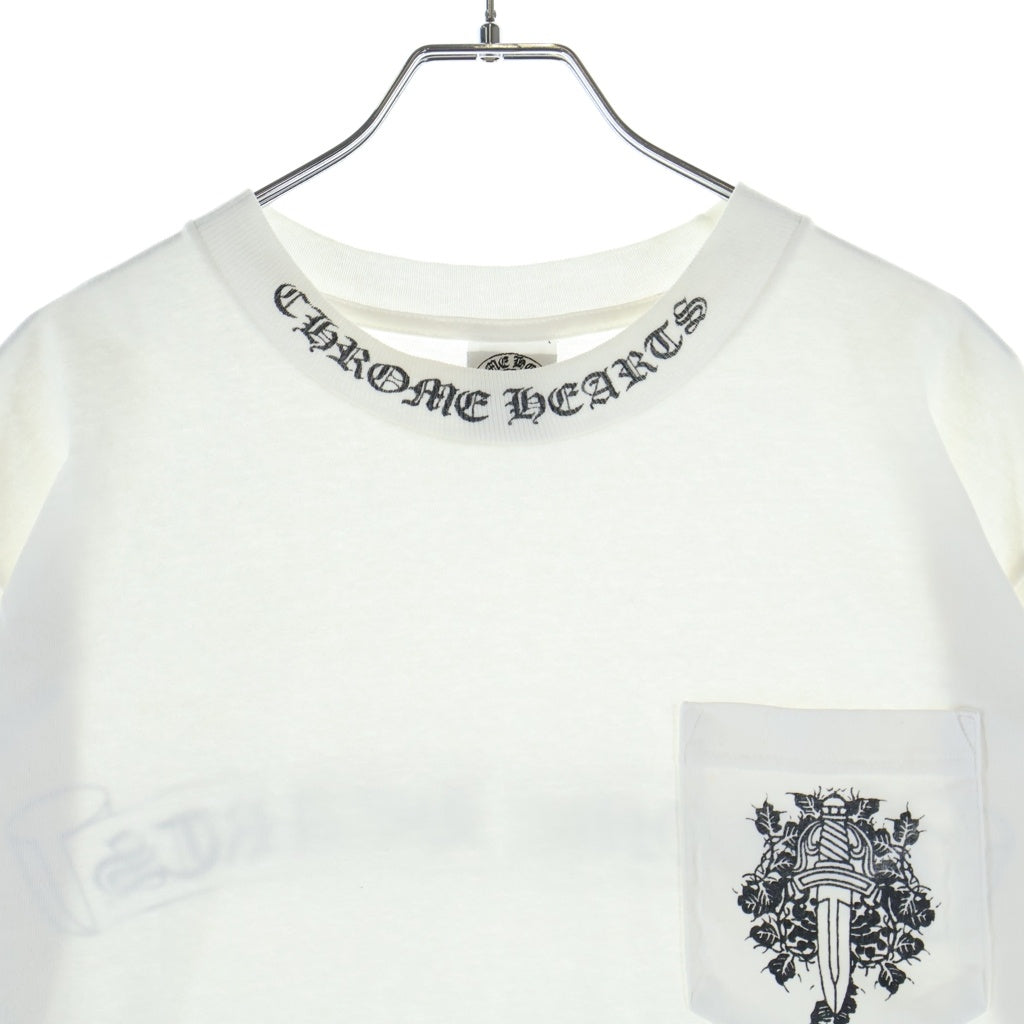 CHROME HEARTS(クロムハーツ) OLD VINE DAGGER SCROLL RAVEL LOGO S/S TEE オールド ヴァインダガー スクロールラベル ロゴプリント半袖Tシャツ カットソー ホワイト