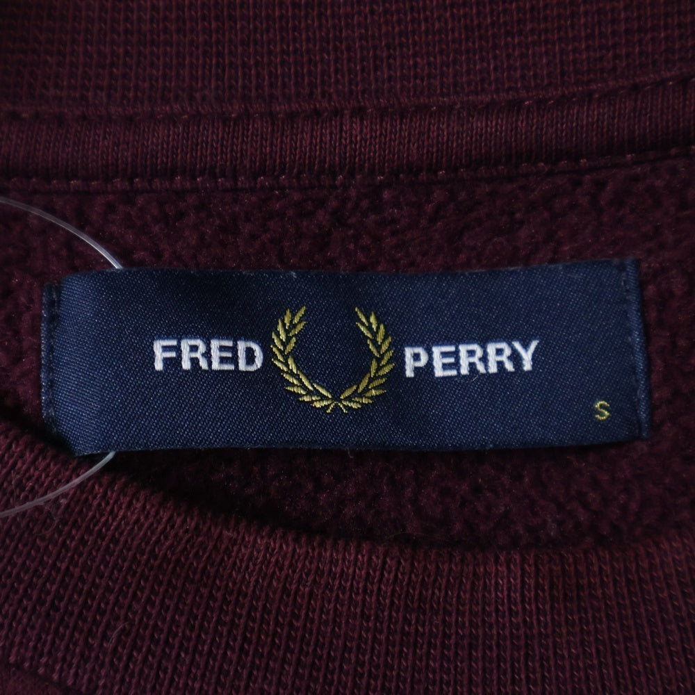 FRED PERRY(フレッドペリー) Arch Branded Sweatshirt ロゴ刺繍 クルーネック 長袖スウェット トレーナー レッド