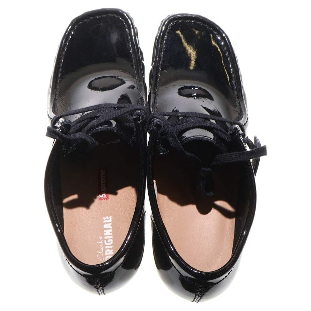 SUPREME(シュプリーム) 25SS ×CLARKS PATENT LEATHER WALLABEE