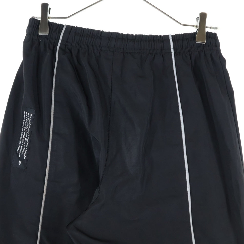 OY(オーワイ) リフレクターパイピングパンツ ロゴ刺繍入り ナイロンパンツ ブラック