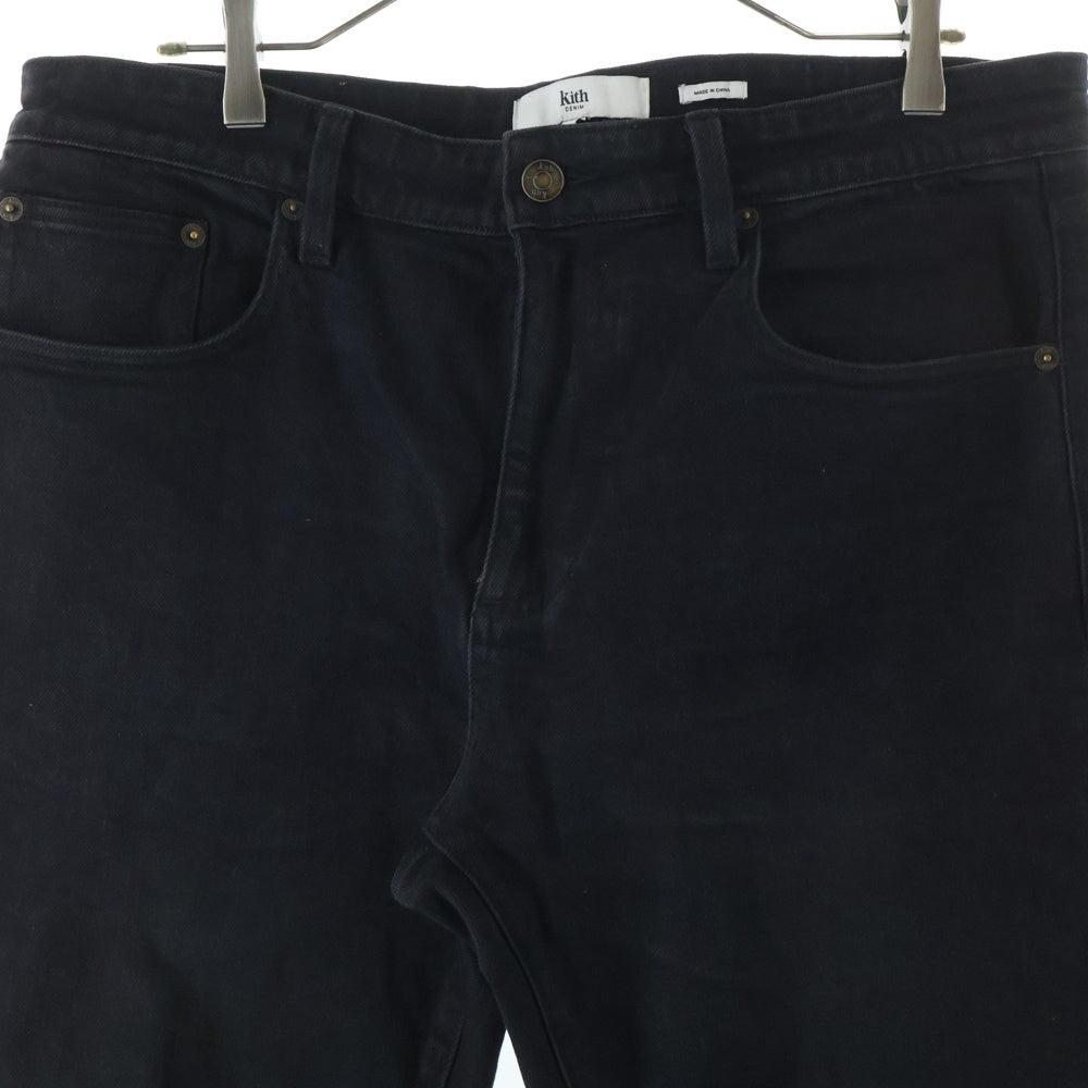 KITH(キス) 24SS CENTRE STRAIGHT DENIM JEANS レザーパッチ付き ジップフライ ストレートデニムパンツ ブラック 24-030-060-0011-7-0