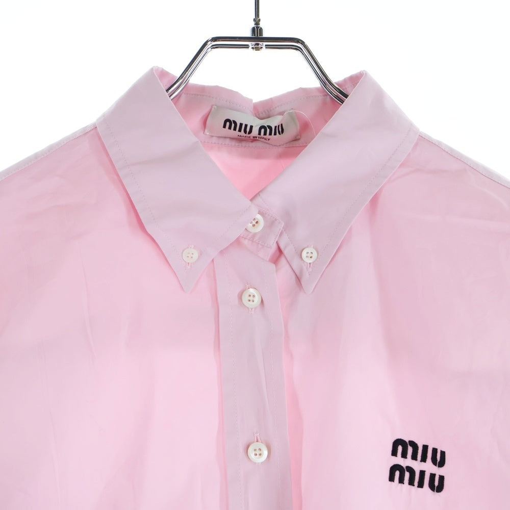 miumiu(ミュウミュウ) 25SS POPLIN SHIRT ロゴ刺繍 カットオフ加工 クロップド ポプリン長袖シャツ ロングスリーブ ピンク MK1950 レディース