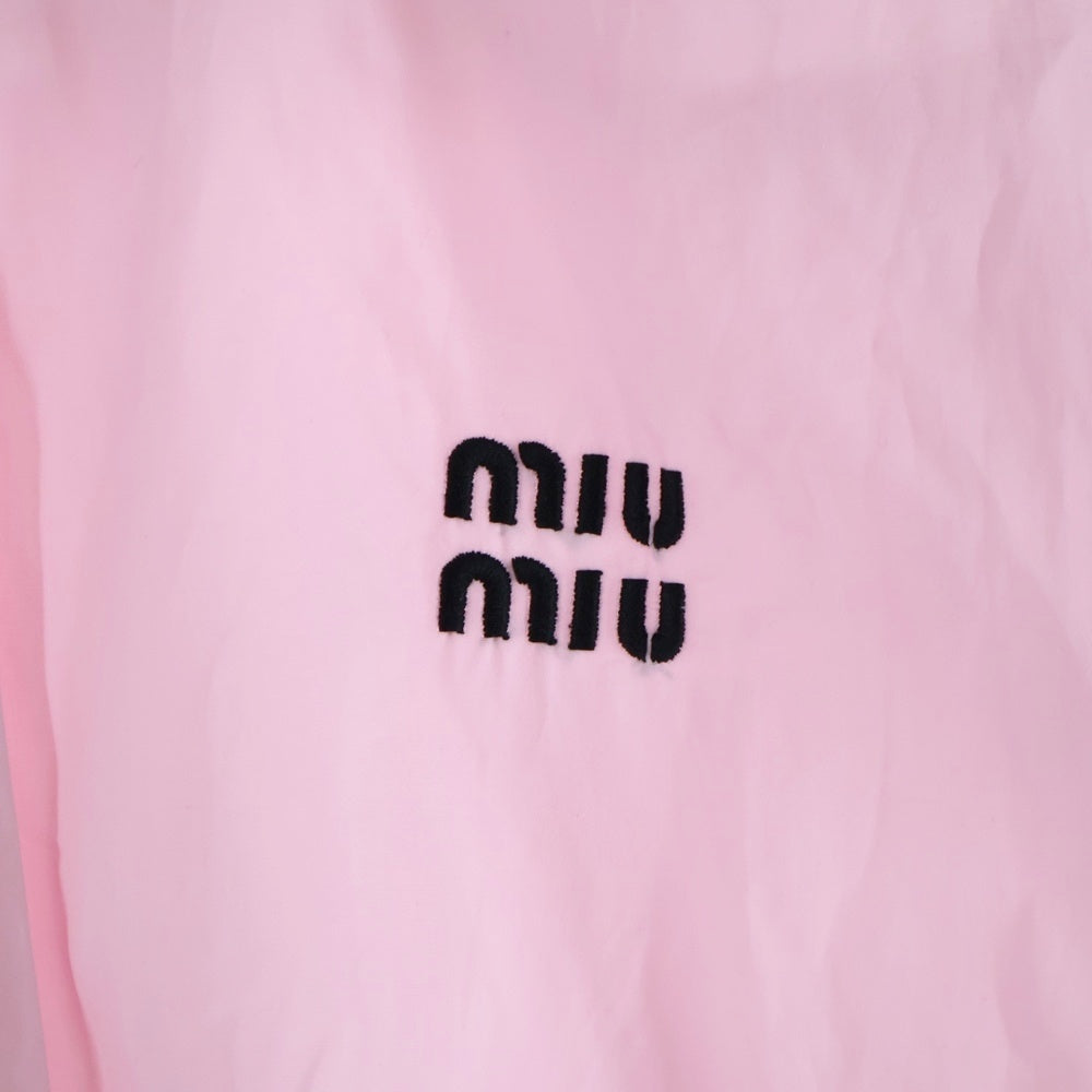 miumiu(ミュウミュウ) 25SS POPLIN SHIRT ロゴ刺繍 カットオフ加工 クロップド ポプリン長袖シャツ ロングスリーブ ピンク MK1950 レディース