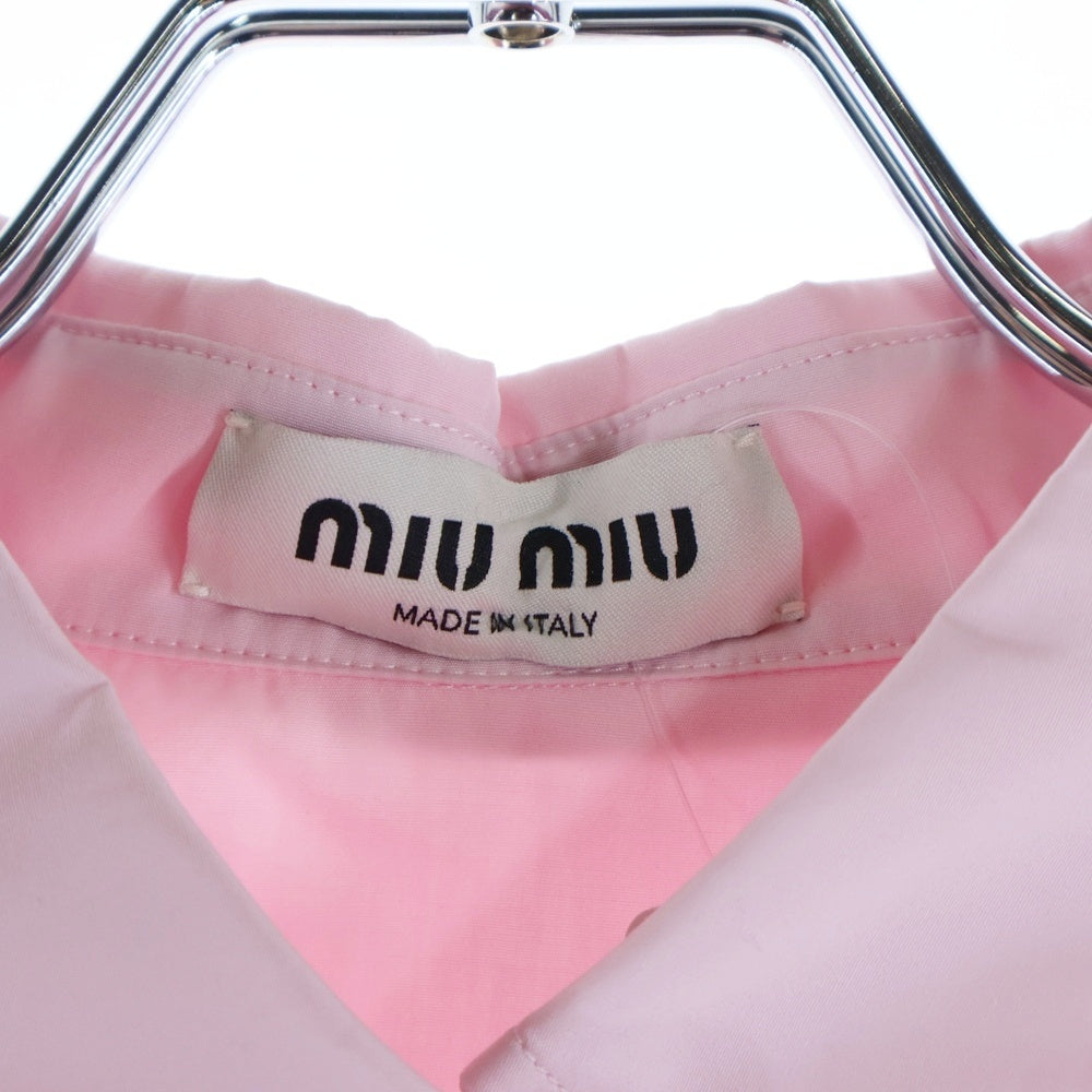 miumiu(ミュウミュウ) 25SS POPLIN SHIRT ロゴ刺繍 カットオフ加工 クロップド ポプリン長袖シャツ ロングスリーブ ピンク MK1950 レディース