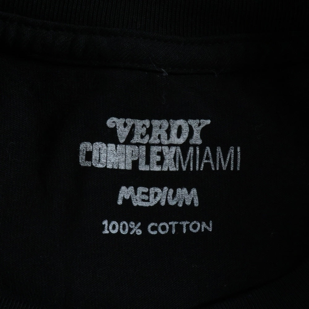 VERDY(ベルディ) ×Complex Miami Vick Tee フロントプリント クルーネック 半袖Tシャツ カットソー ブラック