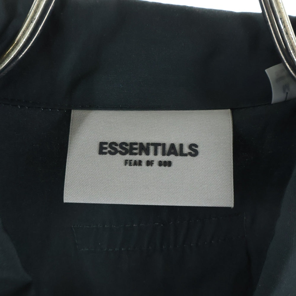 FEAR OF GOD ESSENTIALS(フィアオブゴッド エッセンシャルズ) バックロゴ ナイロン コーチジャケット ブラック