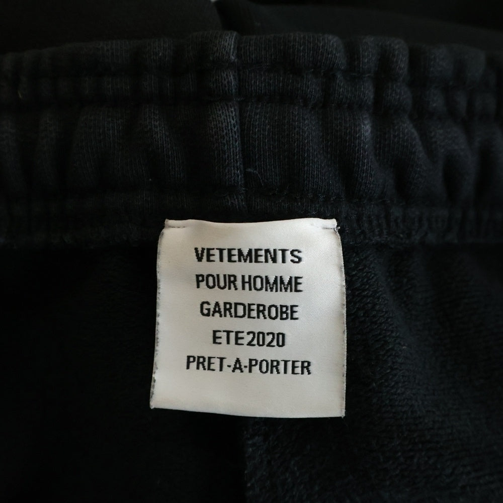 VETEMENTS(ヴェトモン) 20SS ロゴワッペン サイドライン スウェット ハーフパンツ ショーツ ブラック/レッド SS20PA324