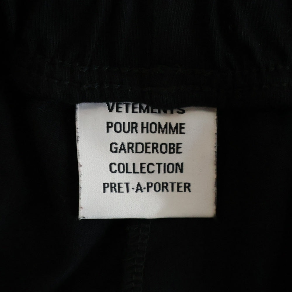 VETEMENTS(ヴェトモン) ロゴプリント イージー ハーフパンツ ショーツ ブラック ME51PA620B