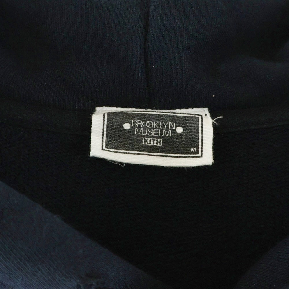 KITH(キス) 25SS ×Brooklyn Museum Serif Hoodie ブルックリン ミュージアム フーディー プルオーバー スウェットパーカー ブラック 25-072-060-0009-1-0
