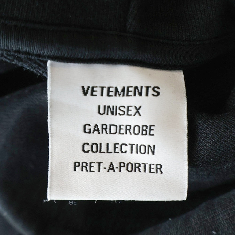 VETEMENTS(ヴェトモン) SWEATSHIRTS フロントロゴ フーディー プルオーバー スウェットパーカー ブラック UE54HD100B
