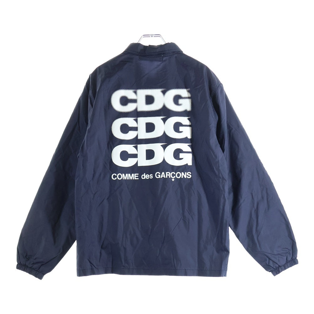 GOOD DESIGN SHOP COMME des GARCONS(グッドデザインショップ コムデギャルソン) バックロゴプリント ナイロン コーチジャケット ネイビー IH-J002
