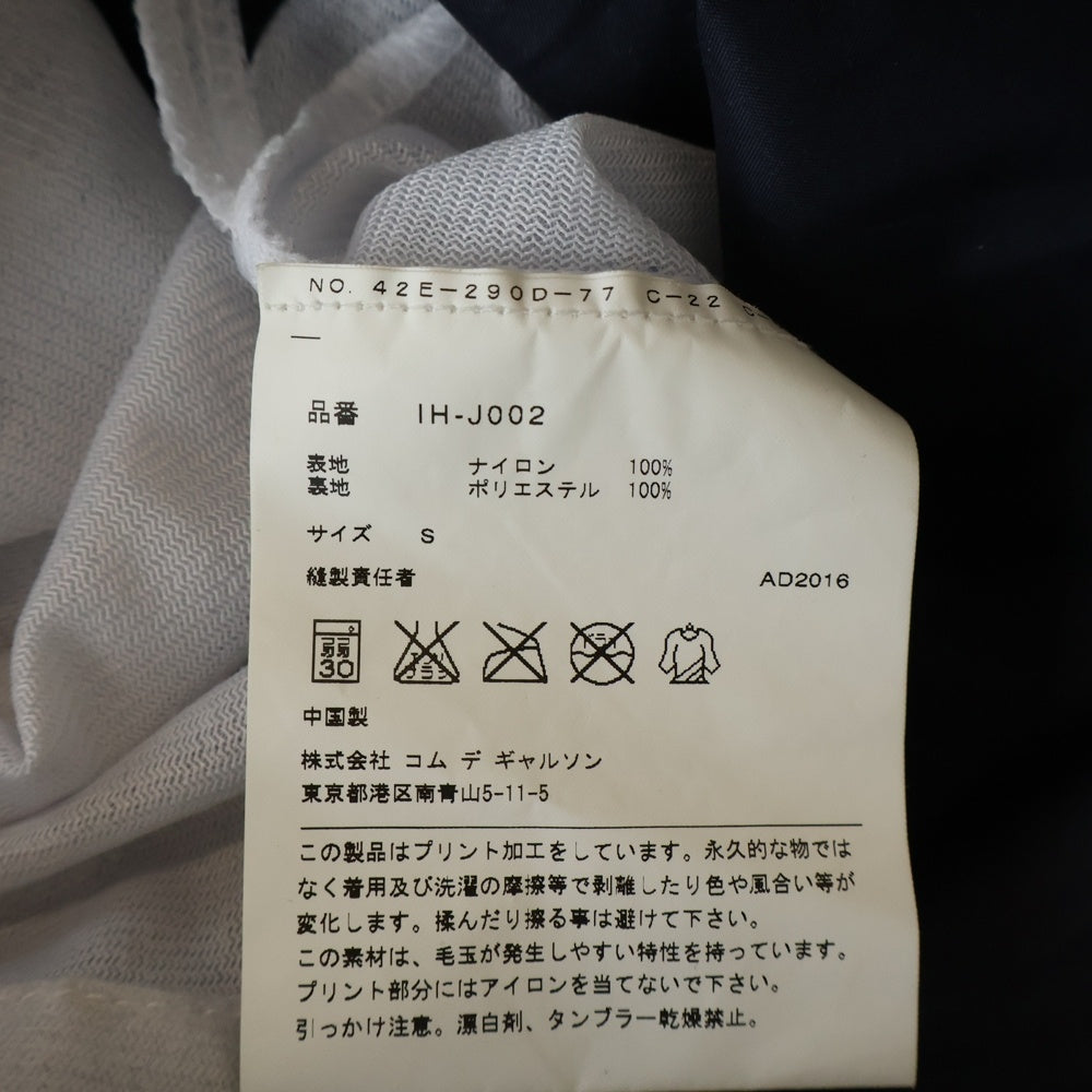 GOOD DESIGN SHOP COMME des GARCONS(グッドデザインショップ コムデギャルソン) バックロゴプリント ナイロン コーチジャケット ネイビー IH-J002