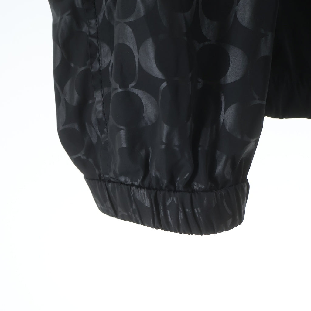 COACH(コーチ) SIGNATURE WINDBREAKER フロントシグネチャーロゴ ジップアップ 総柄 ジャケット ブラック C8104