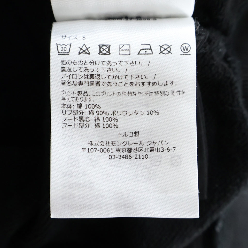 MONCLER(モンクレール) 22AW CAPPUCCIO HOODIE SWEATER フロントプリント プルオーバースウェットパーカー フーディ ブラック H20978G00025 80451