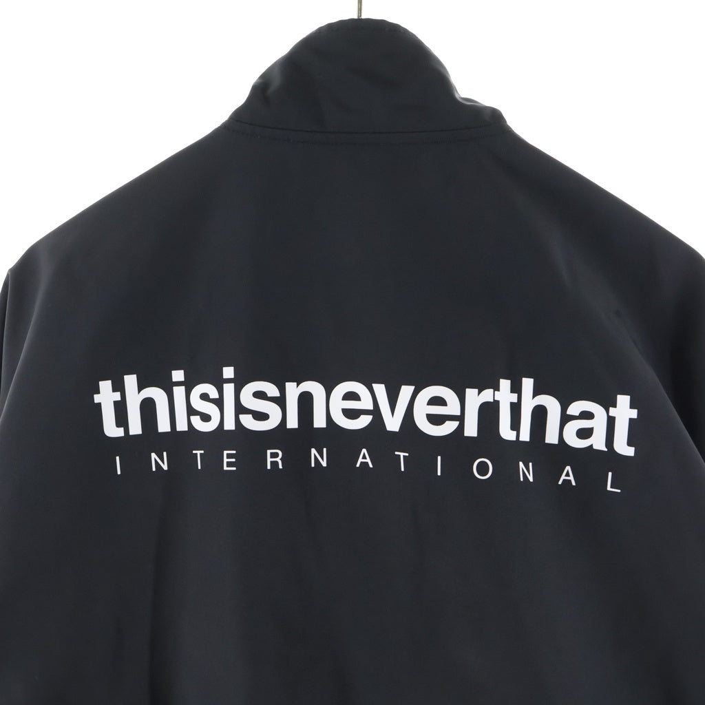 THISISNEVERTHAT(ディスイズネバーザット) INTL Team Jacket バックプリント インターナショナル ジップアップ チームジャケット ブラック TN240WOWLS01