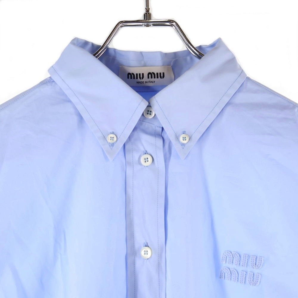 miumiu(ミュウミュウ) 24SS ロゴ 裾カットオフ ボタンダウン ポプリン長袖シャツ ブルー MK1659 SAM1 レディース