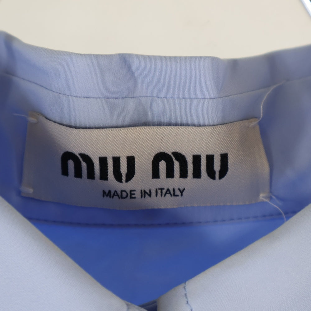 miumiu(ミュウミュウ) 24SS ロゴ 裾カットオフ ボタンダウン ポプリン長袖シャツ ブルー MK1659 SAM1 レディース