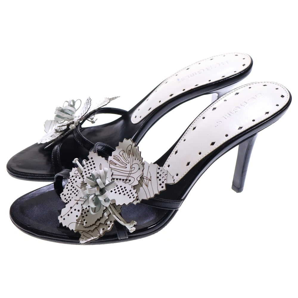 BCBGIRLS(ビーシービーガールズ) フラワーモチーフ レザーヒールパンプス サンダル ブラック/ホワイト