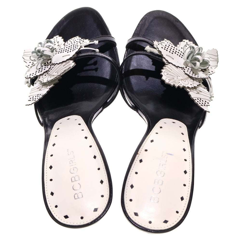 BCBGIRLS(ビーシービーガールズ) フラワーモチーフ レザーヒールパンプス サンダル ブラック/ホワイト