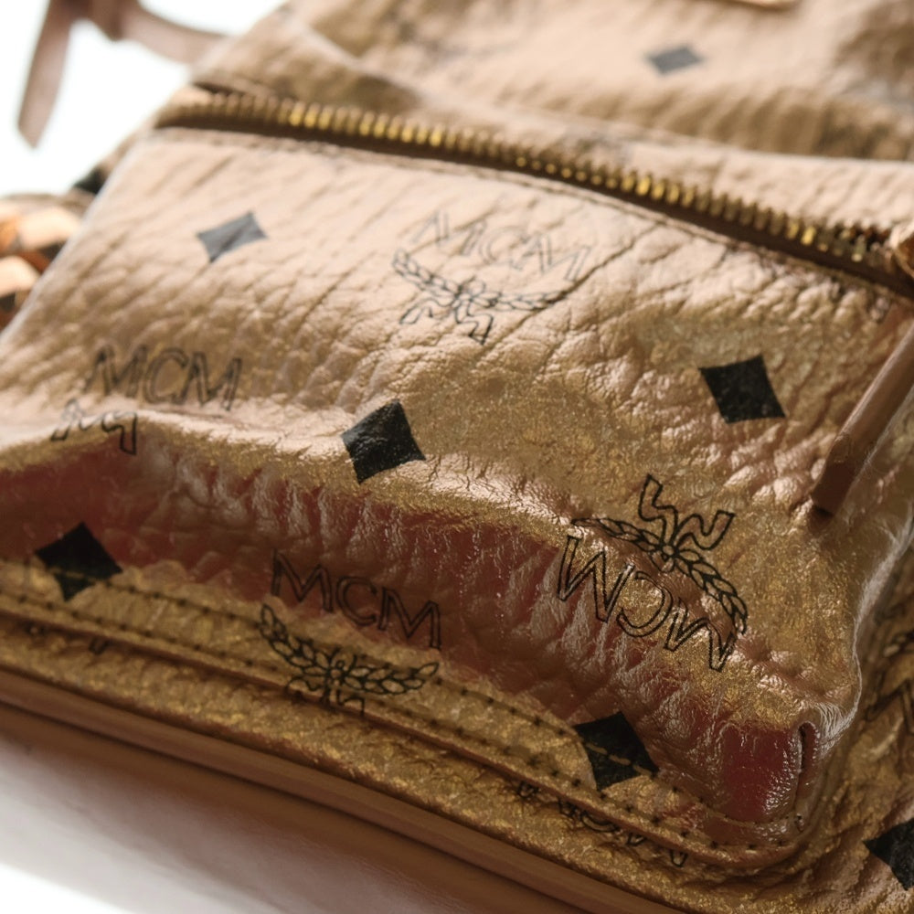 MCM(エム シー エム) ミニリュック スタッズ ヴィセトスロゴプレート メタリックレザー デイパック バックパック リュックサック ピンクゴールド金具 ピンクゴールド