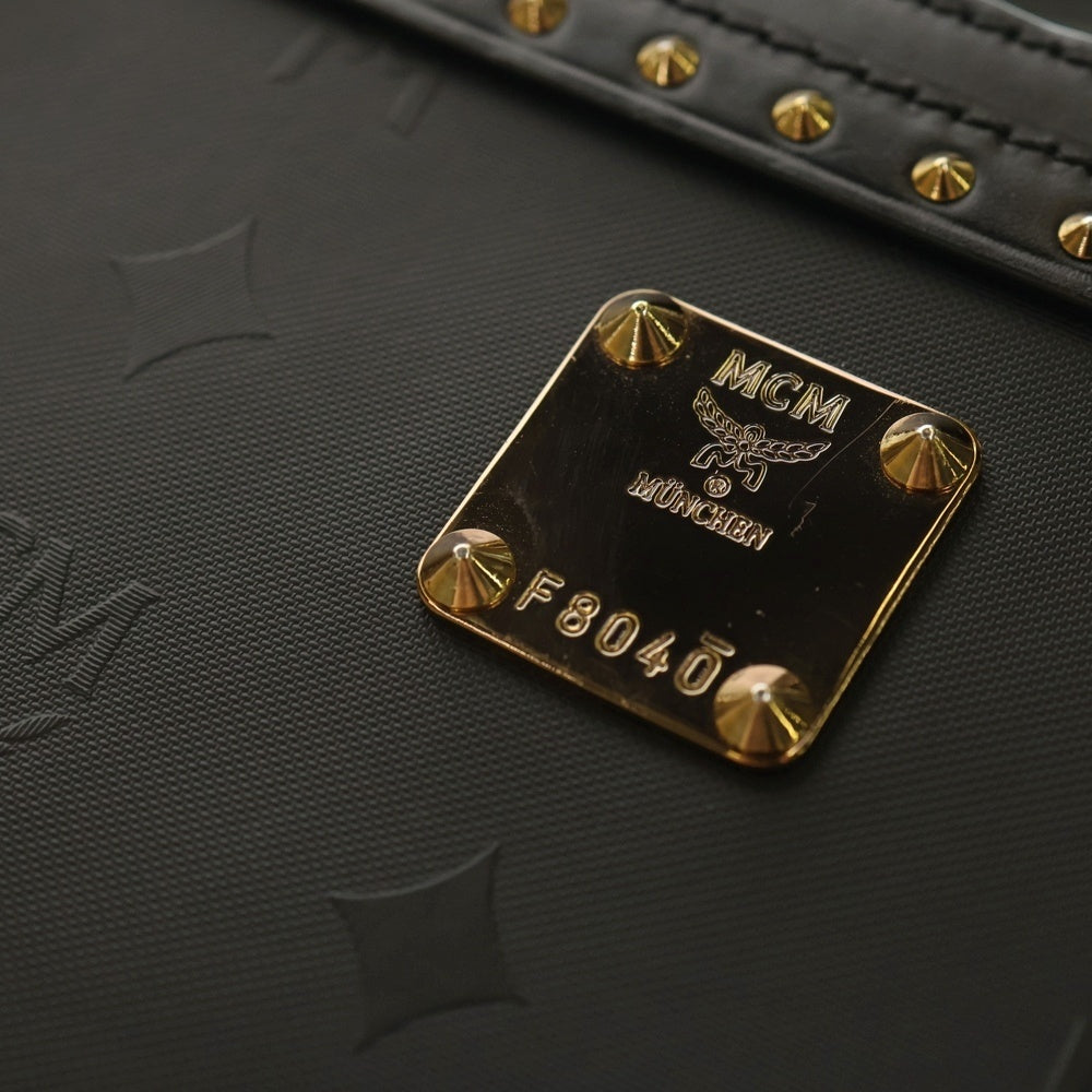 MCM(エム シー エム) ヴィセトス ロゴプレート スタッズ レザー 2WAY