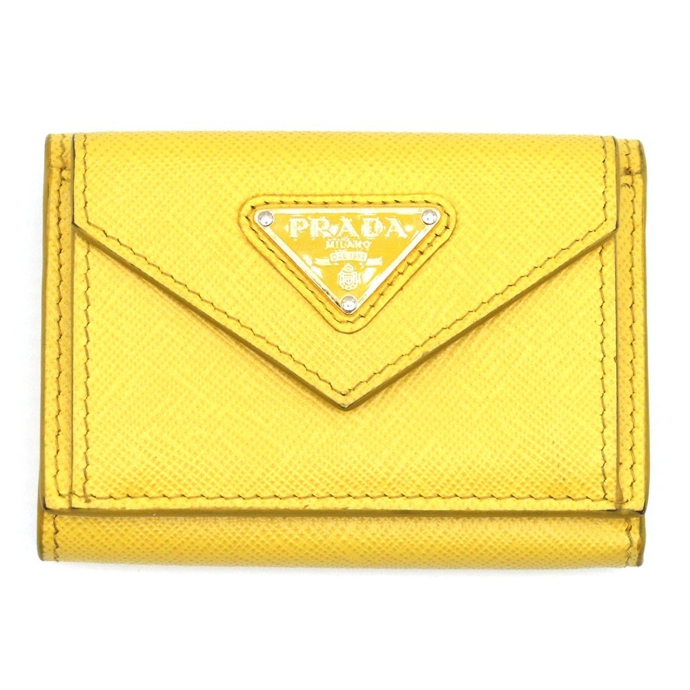 PRADA(プラダ) トライアングルロゴプレート サフィアーノレザー コンパクトウォレット 三つ折り財布 ゴールド金具 イエロー 1MH021