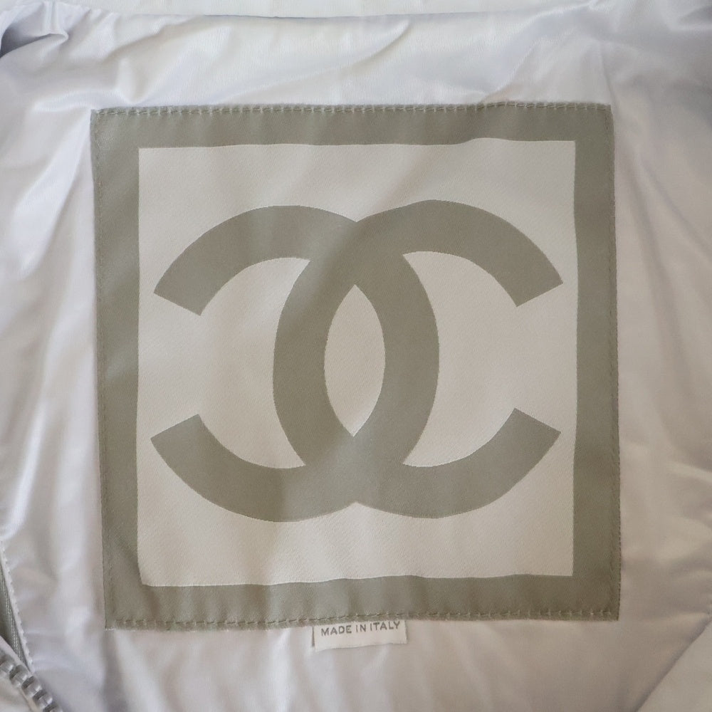 CHANEL(シャネル) 04AW ココマーク エンボスロゴ ジップアップ ノースリーブ ダウンベスト グレー レディース P24096V15285