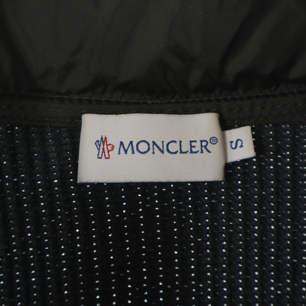 MONCLER(モンクレール) ニット切り替え ワッペンロゴ スタンドカラー ジップアップ ダウンジャケット カーキ 420919403000 94111