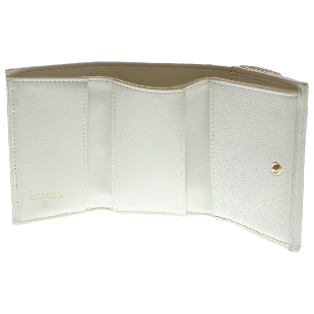 CHANEL(シャネル) マトラッセ 三つ折りコンパクトウォレット キャビアスキン ゴールド金具 ホワイト AP0230B レディース