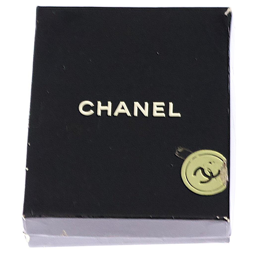 CHANEL(シャネル) ロゴプレート ピンバッジ ブローチ ゴールド GP レディース