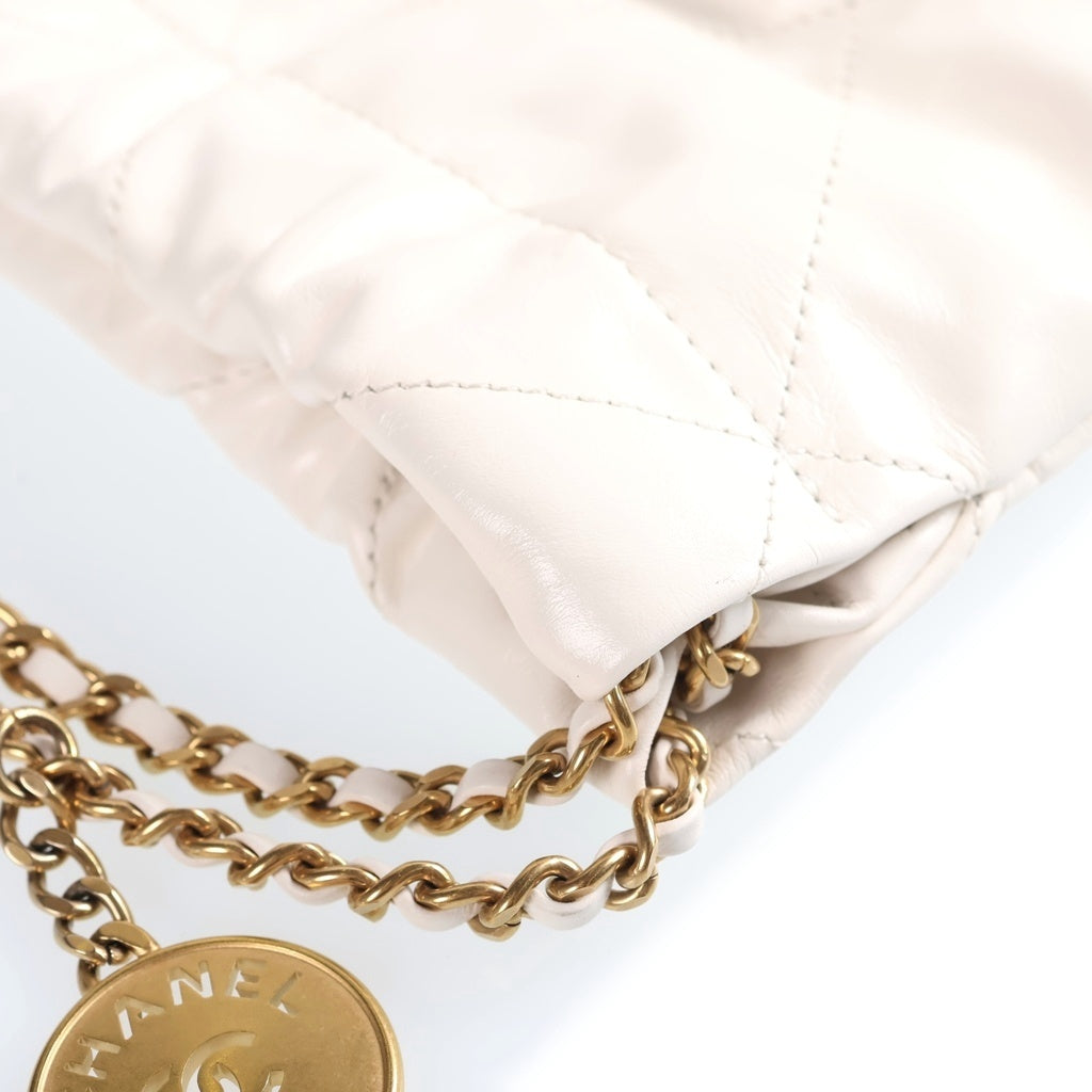 CHANEL(シャネル) シャネル22 ミニ ホワイト ショルダーバッグ シャイニーカーフスキン ゴールド金具 レディース